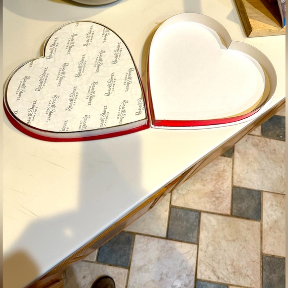 RUSSELL STOVER VALENTINE HEART ROSE PRINT CHOCOLATE BOX 11 in SPECIAL GIFT DECOR - Picture 8 of 8